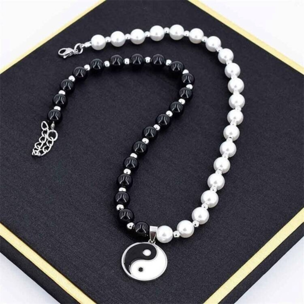 Black and white pearls necklace